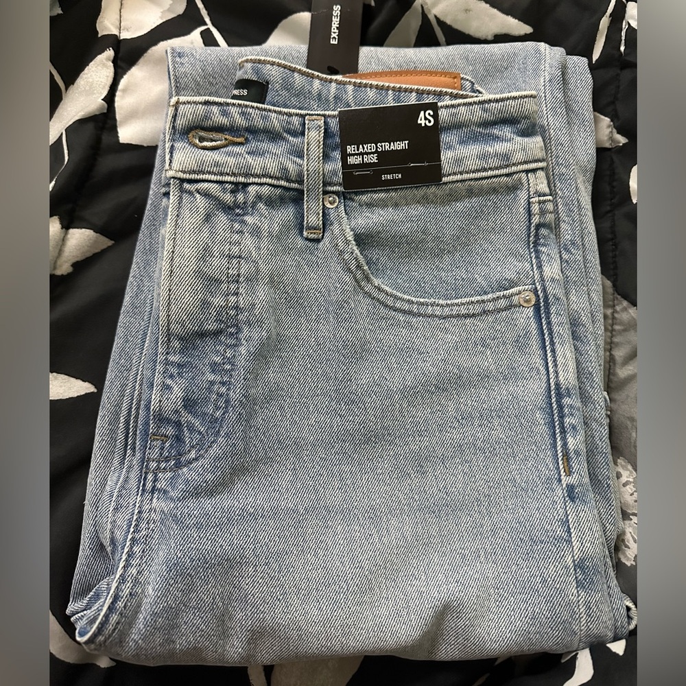 NWT Express High Waisted Light Wash Relaxed Straight Jeans